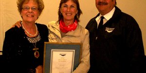 Vlnr is rdl Nicolette Botha-Guthrie, Lesley Richardson (Sertifikaat vir Uitnemendheid) en mnr Francois Myburgh  